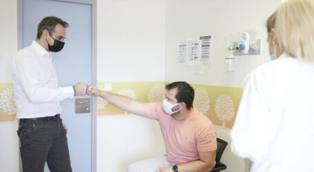 Μητσοτάκης για τους 5 εκατ. εμβολιασμούς: Συνεχίζουμε με γρήγορους ρυθμούς προς την Ελευθερία