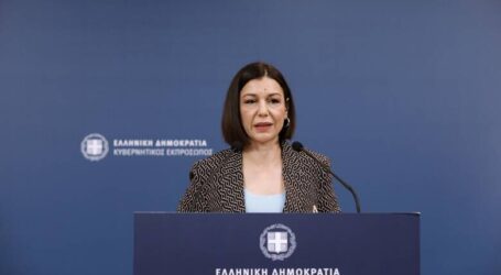 Live: Η ενημέρωση των πολιτικών συντακτών από την Αριστοτελία Πελώνη