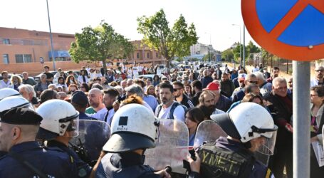 Στα εγκαίνια του ογκολογικού κέντρου στο «Αττικόν» ο Κυριάκος Μητσοτάκης- Διαμαρτυρία εργαζομένων για ελλείψεις στο ΕΣΥ